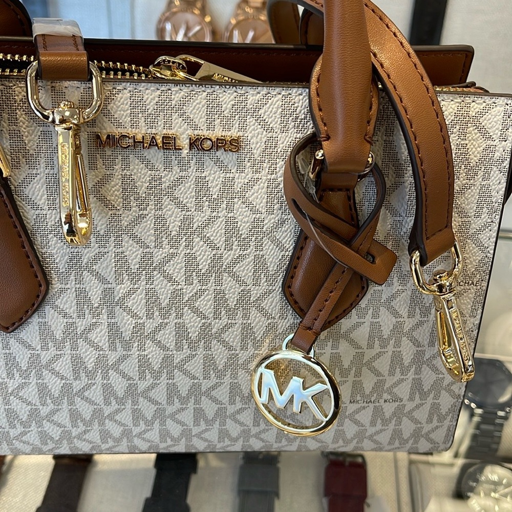 Michael Kors Small Sheila Satchel Crossbody
Vanilla
NWT - Picture 16 of 16